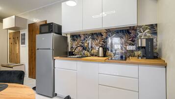 Apartment (4A) | Eigene Küche | Kühlschrank, Herdplatte, Wasserkocher, Kochgeschirr/Geschirr/Besteck