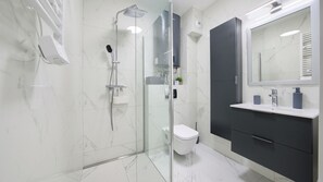 Lägenhet (4A) | Badrum | Dusch och handdukar