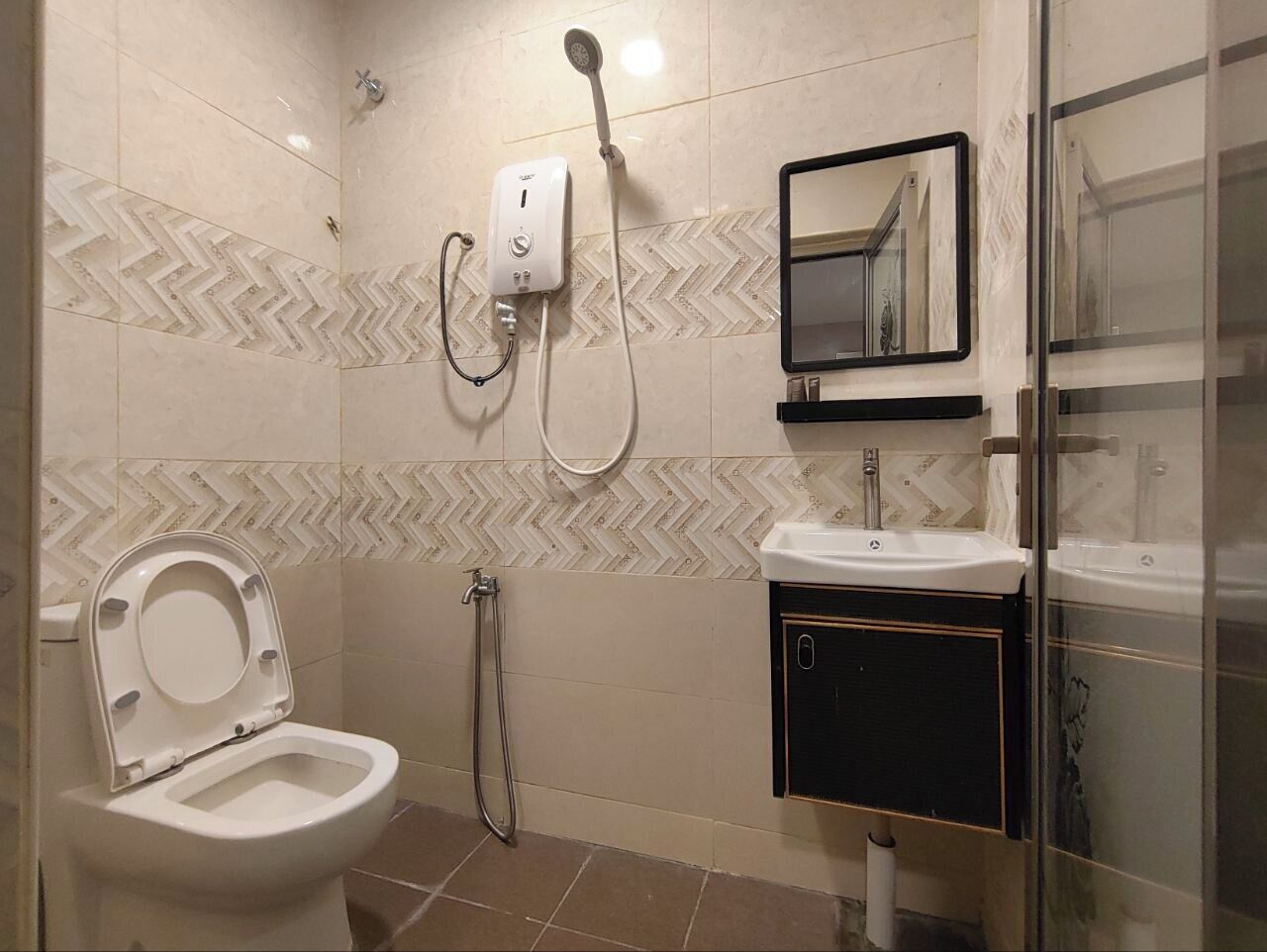 Standard Double Room, 1 King Bed | Bathroom | Shower, towels