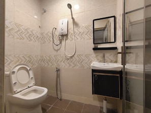 Standard Double Room, 1 King Bed | Bathroom | Shower, bidet, towels