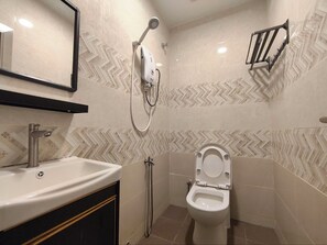 Deluxe Double Room, 1 Queen Bed | Bathroom | Shower, towels - Hotel Mawar Inn (Jenjarom)