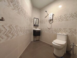 Deluxe Double Room, 1 King Bed | Bathroom | Shower, towels - Hotel Mawar Inn (Jenjarom)