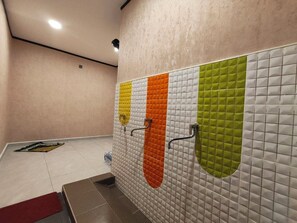 Shower, towels - Hotel Mawar Inn (Jenjarom)