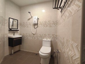 Deluxe Double Room, 1 King Bed | Bathroom | Shower, towels - Hotel Mawar Inn (Jenjarom)