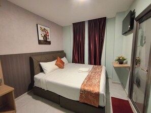 Deluxe Double Room, 1 King Bed | Free WiFi - Hotel Mawar Inn (Jenjarom)