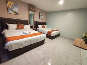 Deluxe Quadruple Room, 2 Double Beds | Free WiFi - Hotel Mawar Inn (Jenjarom)