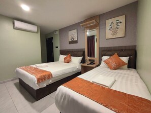 Standard Triple Room, Multiple Beds | Free WiFi - Hotel Mawar Inn (Jenjarom)