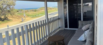 Princes Beach Cottage, outdoor entertainer, sea views, BBQ & fireplace