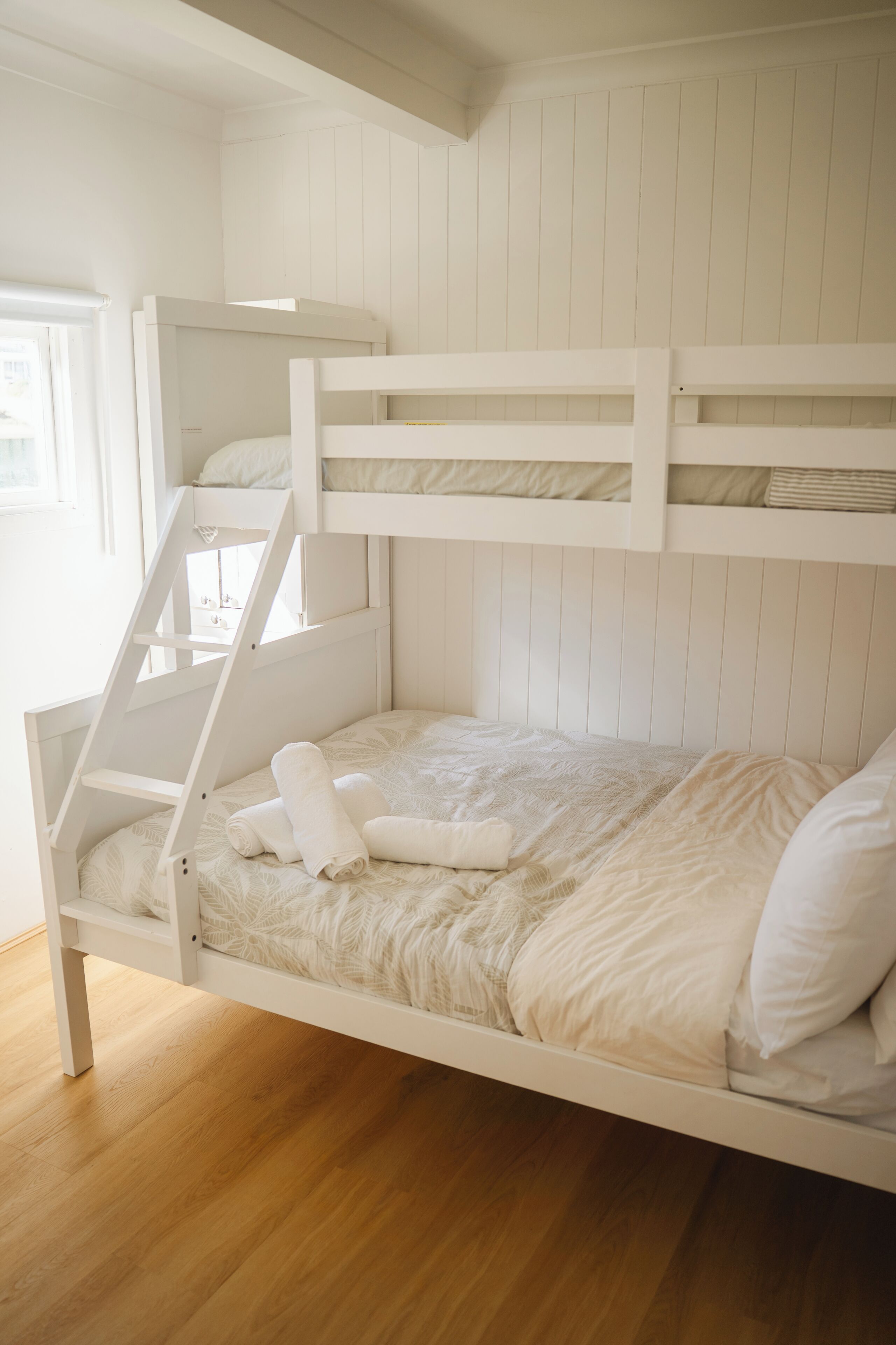 5 bedrooms, desk, iron/ironing board, travel crib