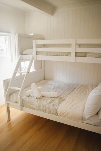 Princes Beach Cottage, outdoor entertainer, sea views, BBQ & fireplace