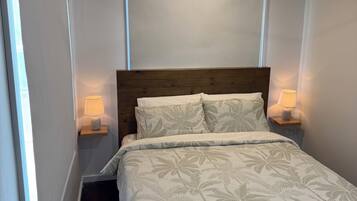 5 slaapkamers, een bureau, een strijkplank/strijkijzer, reisbedje