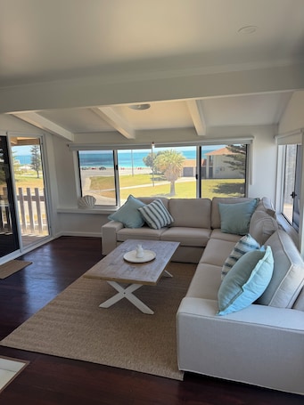 Smart TV, fireplace. Princes Beach Cottage, outdoor entertainer, sea views, BBQ & fireplace