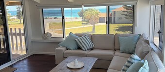 Princes Beach Cottage, outdoor entertainer, sea views, BBQ & fireplace