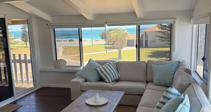 Princes Beach Cottage, outdoor entertainer, sea views, BBQ & fireplace