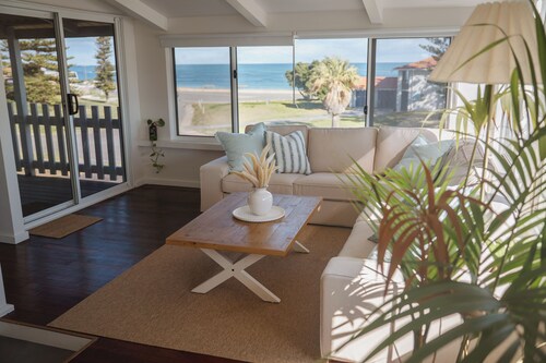 Princes Beach Cottage, outdoor entertainer, sea views, BBQ & fireplace