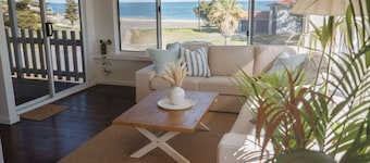 Princes Beach Cottage, outdoor entertainer, sea views, BBQ & fireplace