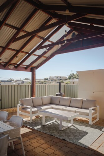 Princes Beach Cottage, outdoor entertainer, sea views, BBQ & fireplace