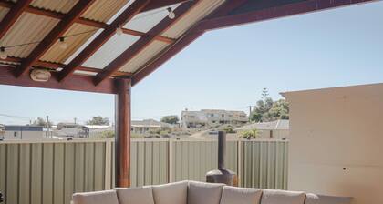 Princes Beach Cottage, outdoor entertainer, sea views, BBQ & fireplace