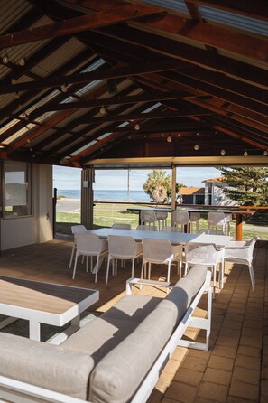 Outdoor dining - Princes Beach Cottage, outdoor entertainer, sea views, BBQ & fireplace (Ledge Point)