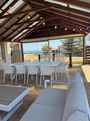 Outdoor dining - Princes Beach Cottage, outdoor entertainer, sea views, BBQ & fireplace (Ledge Point)
