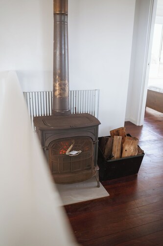 Princes Beach Cottage, outdoor entertainer, sea views, BBQ & fireplace