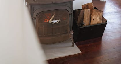 Princes Beach Cottage, outdoor entertainer, sea views, BBQ & fireplace