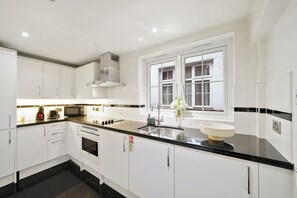 Private kitchen - Stylish Mayfair Apartment (London)