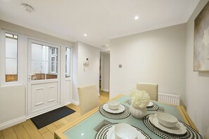 Dining - Stylish Mayfair Apartment (London)