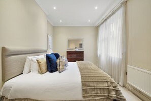 1 bedroom, iron/ironing board, WiFi, bed sheets - Stylish Mayfair Apartment (London)