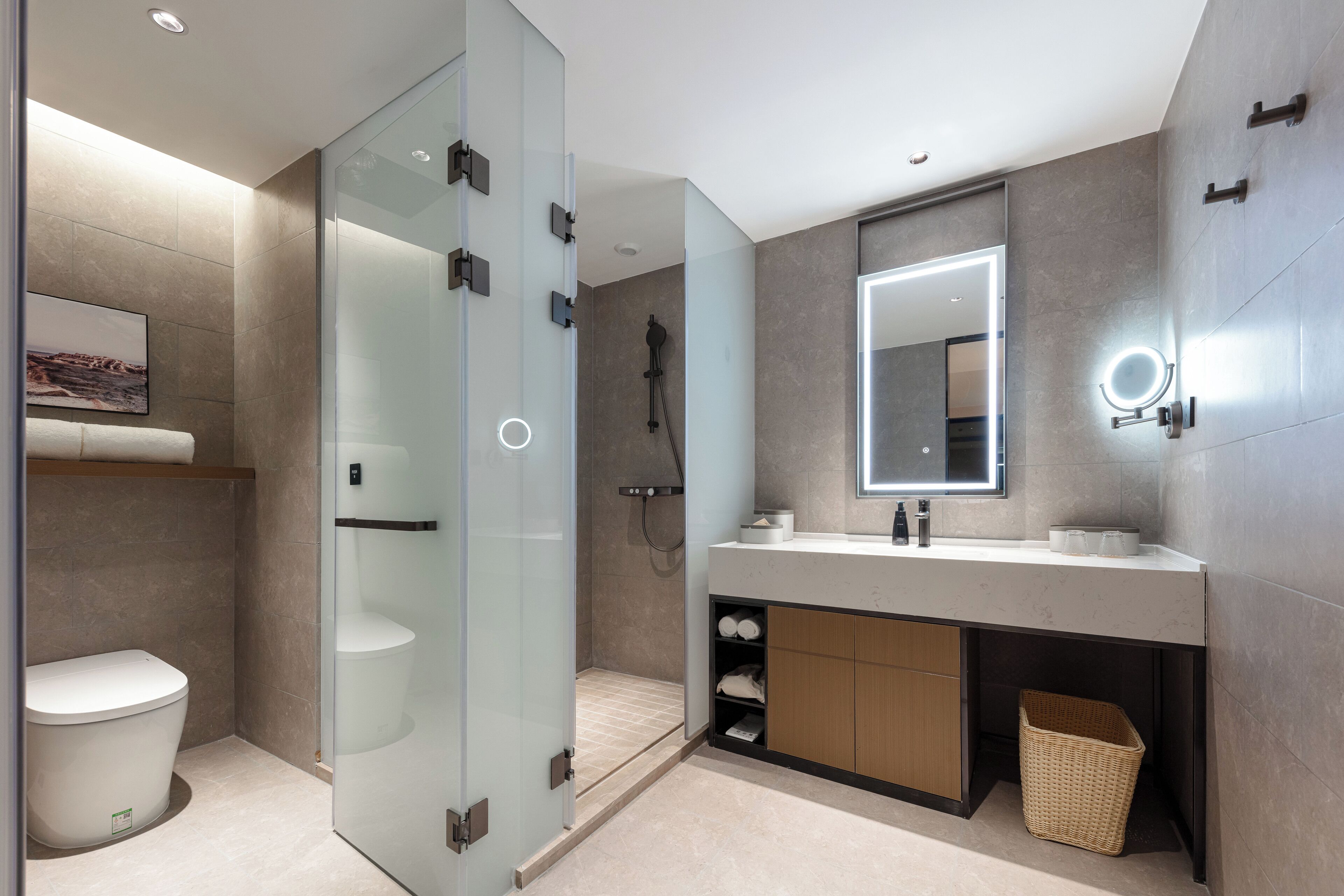 エグゼクティブ スイート 禁煙 ペット不可 | バスルーム | シャワー、バスアメニティ (無料)、ヘアドライヤー、スリッパ