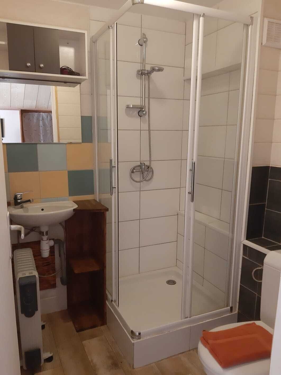 Douche, sèche-cheveux, savon, papier toilette