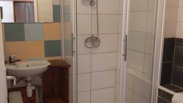 Douche, sĂšche-cheveux, savon, papier toilette