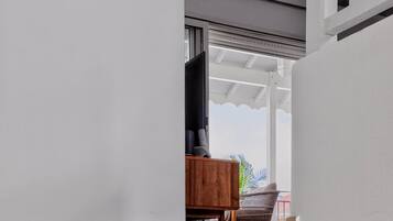 Comfort Apartment, Balcony, Beach View | Interior