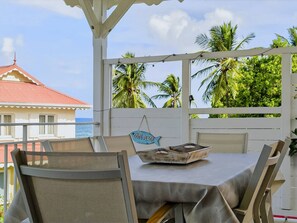Apartamento Confort, balcón, vistas a la playa | Restaurante al aire libre