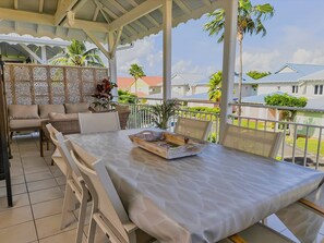 Apartamento Confort, balcón, vistas a la playa | Restaurante al aire libre