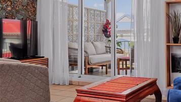 Comfort Apartment, Balcony, Beach View | Ruang tamu | 50 inci televisyen LED dengan kabel, Netflix, perkhidmatan penstriman