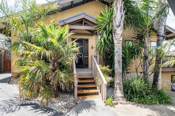 Exterior detail - Oasis - outdoor spa, games room, pet friendly (Ocean Grove)