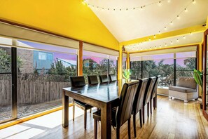 Dining - Oasis - outdoor spa, games room, pet friendly (Ocean Grove)