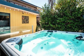 Outdoor spa tub - Oasis - outdoor spa, games room, pet friendly (Ocean Grove)