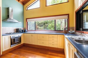 Fridge, microwave, oven, stovetop - Oasis - outdoor spa, games room, pet friendly (Ocean Grove)