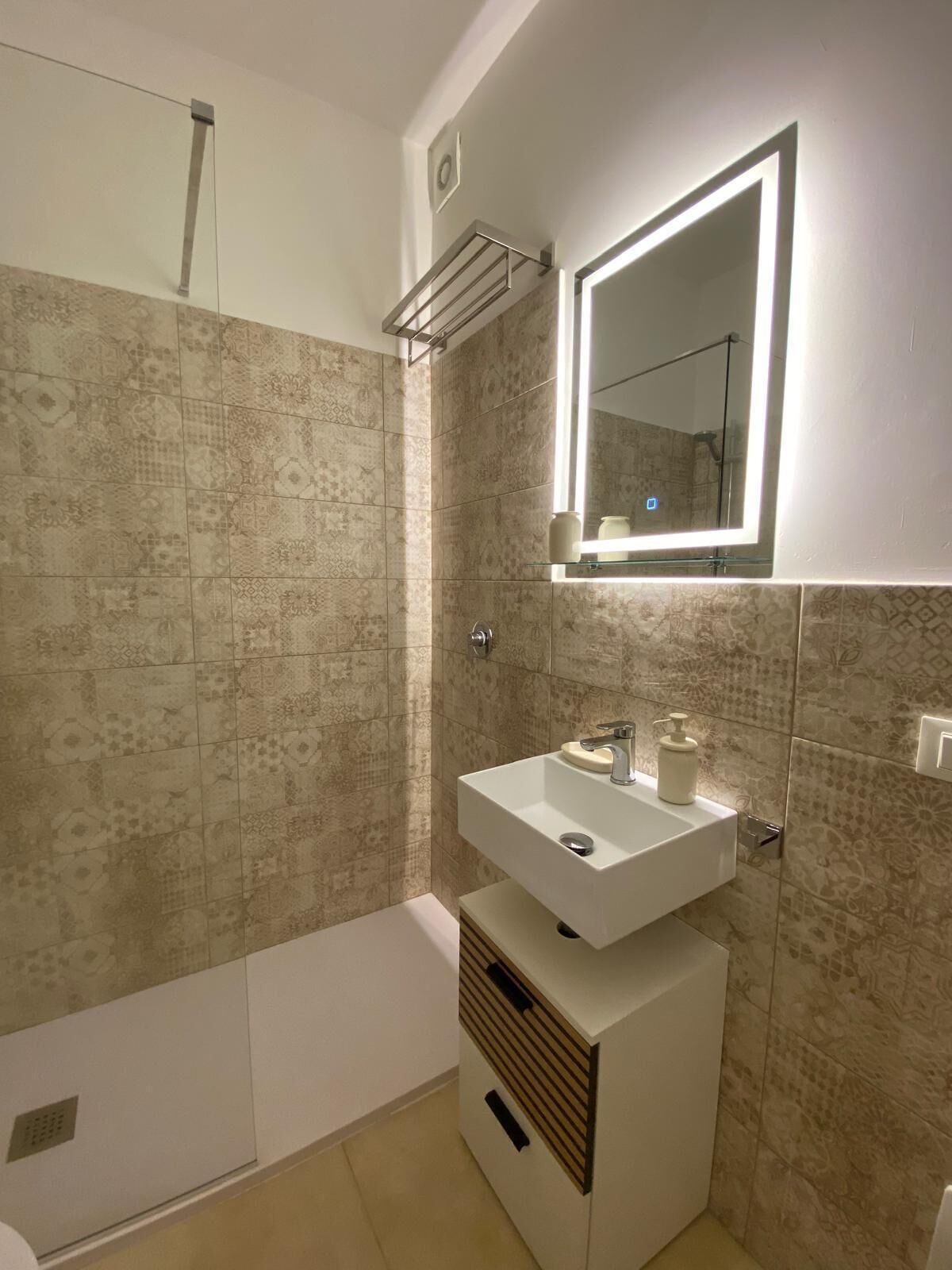 Shower, hair dryer, bidet, towels