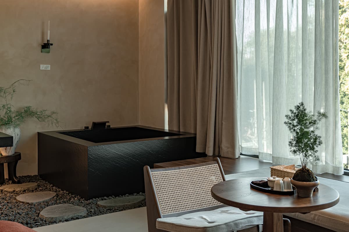 Deluxe Double Room, City View | Bathroom