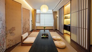 Suite Premier, pemandangan kota | Selimut bulu angsa, tempat tidur Select Comfort, dan minibar gratis