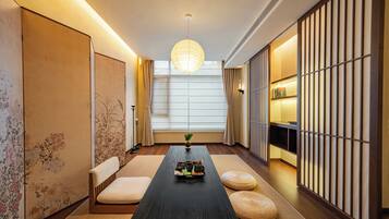 Suíte premier, vista para a cidade | Espaço de trabalho para notebook, Wi-Fi de cortesia