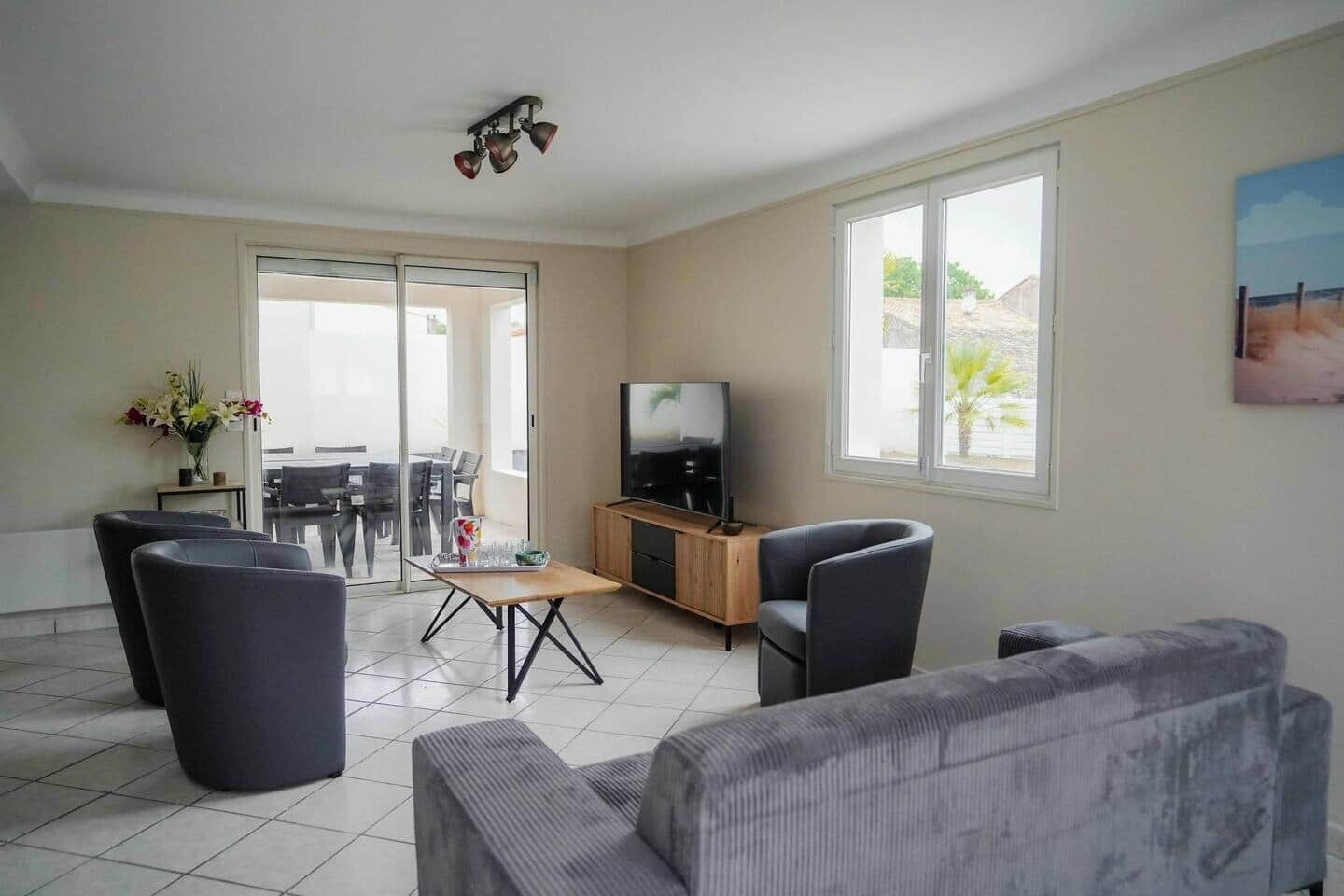 Télévision, cheminée, chaîne hi-fi