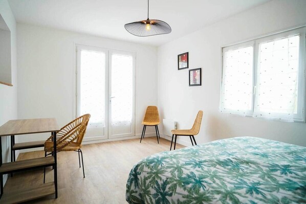 4 habitaciones, tabla de planchar con plancha y ropa de cama 