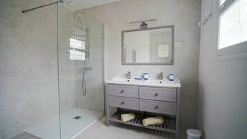 Douche, sĂšche-cheveux, serviettes fournies