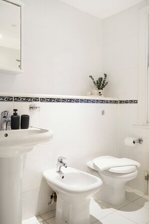 Hair dryer, bidet, towels, soap - Understated Luxury Flat in Mayfair (London)