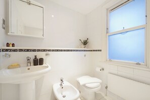 Hair dryer, bidet, towels, soap - Understated Luxury Flat in Mayfair (London)