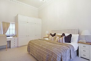 Iron/ironing board, WiFi, bed sheets - Understated Luxury Flat in Mayfair (London)